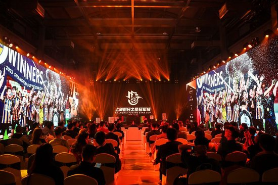 将中国古典建筑的凝厚与Q版的意趣风格糅合在一起。展示图片